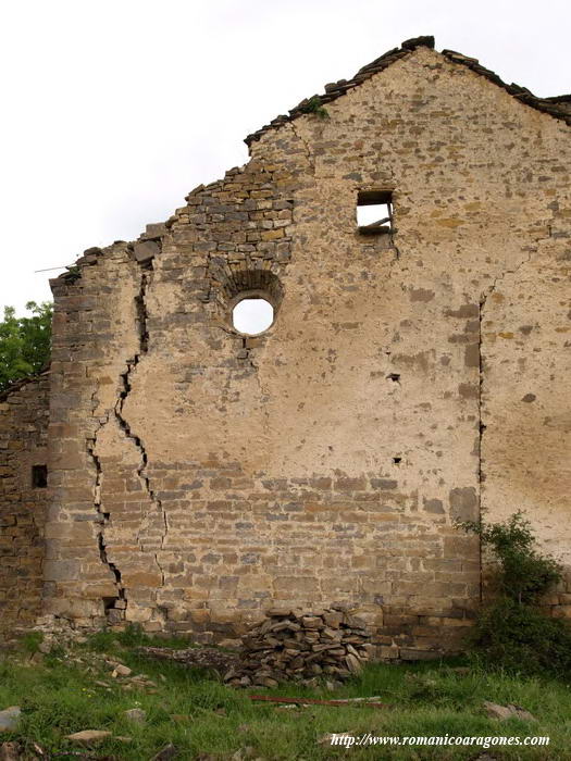 PERFIL DE LA FACHADA OESTE DEL TEMPLO, GRIETAS EN NGULO NORTE